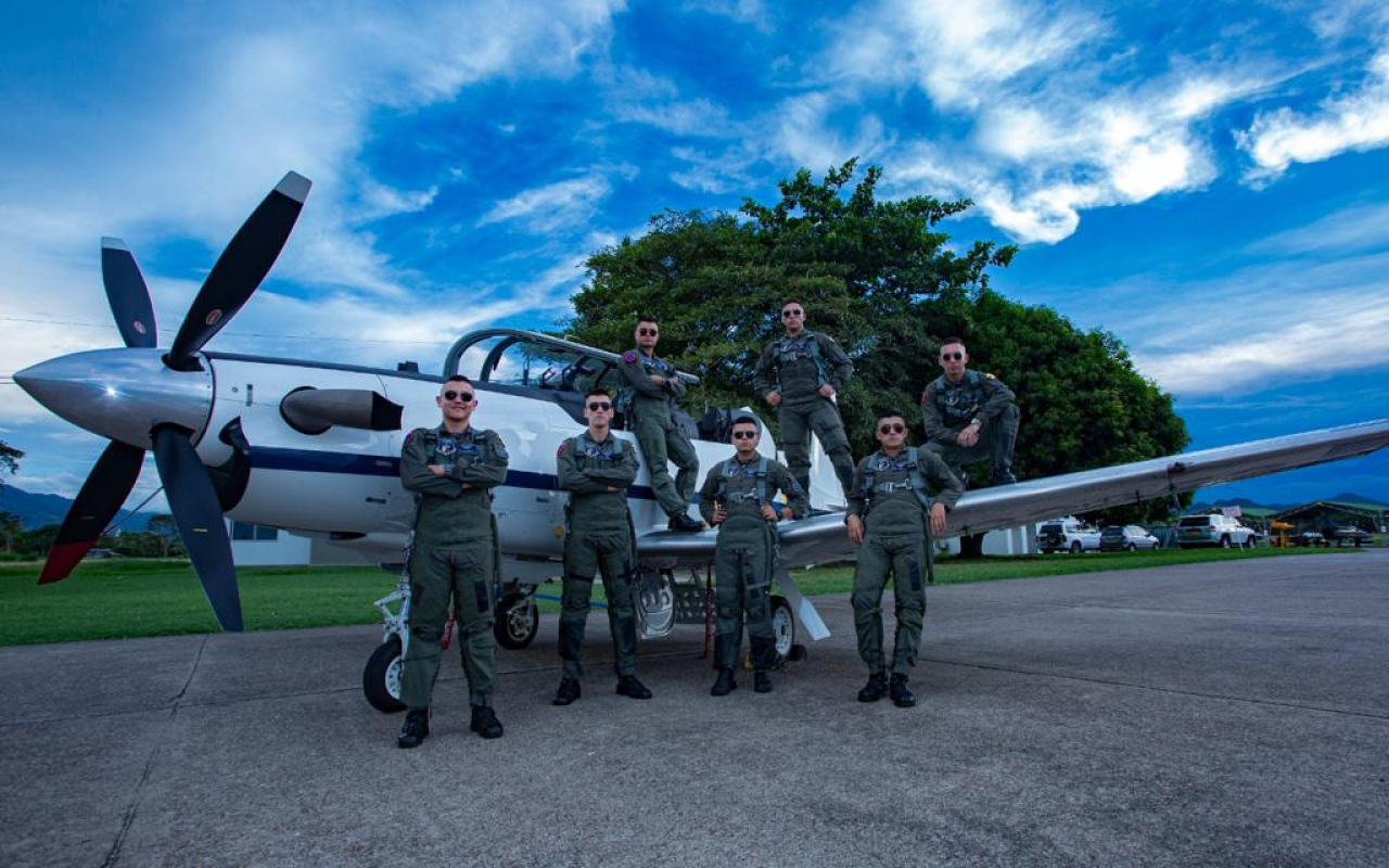 Con la premisa de insistir, persistir y nunca desistir, siete alféreces reciben las alas que los acredita como pilotos militares de su Fuerza Aérea Colombiana
