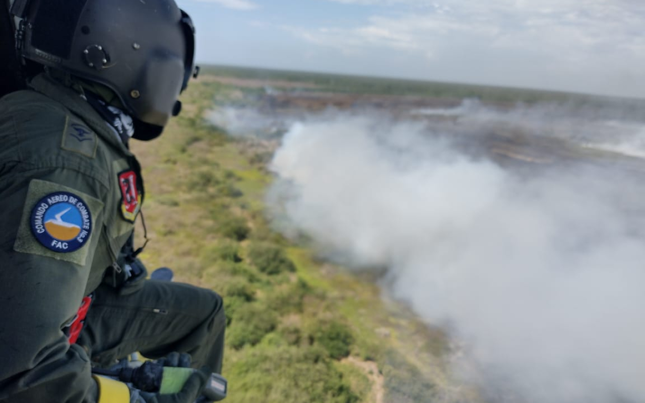 Mediante sistema de Bambi Bucket su Fuerza Aérea apoya extinción de incendio en el Parque Isla de Salamanca