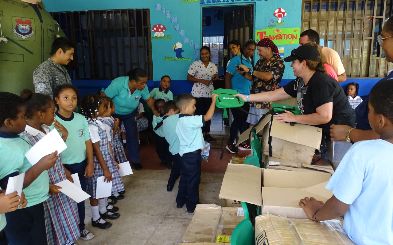  Regalos y kits escolares fueron entregados a niños de San Andrés, Isla
