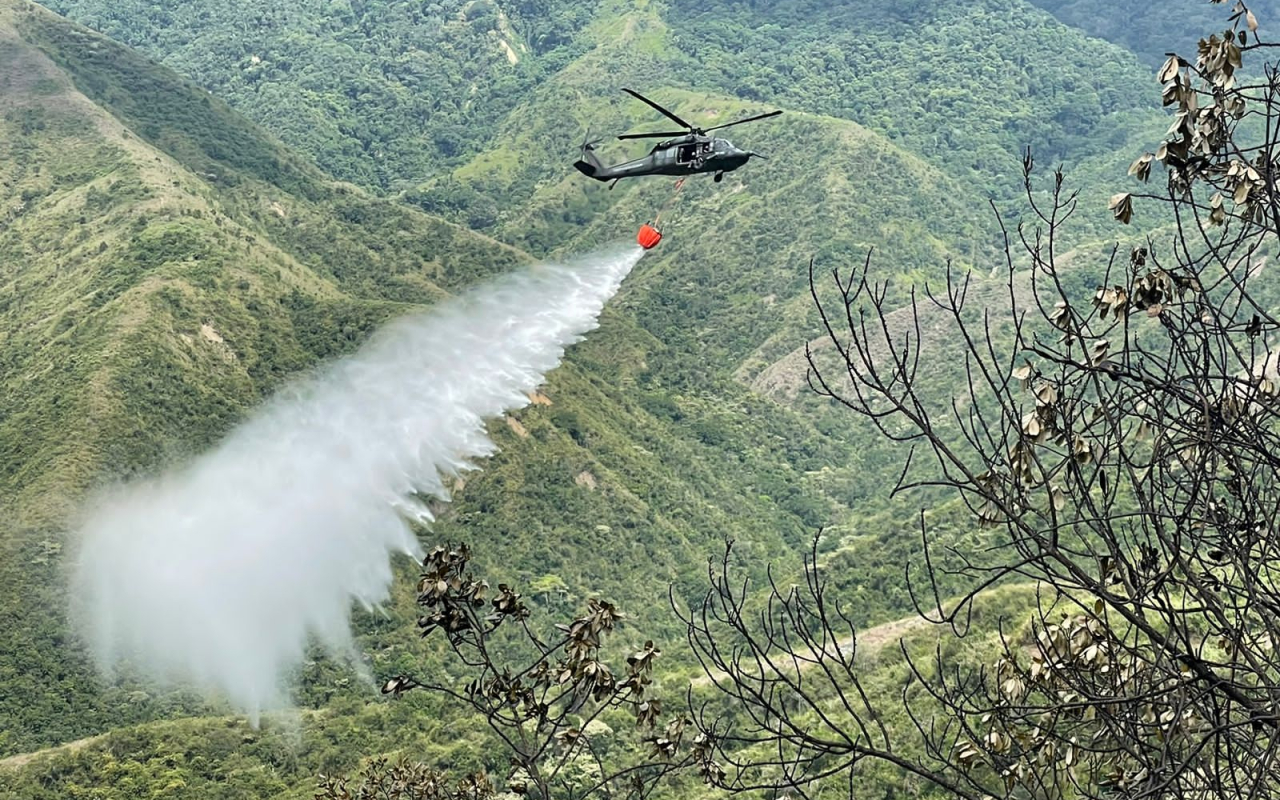 Controlado incendio forestal en Yotoco, Valle del Cauca