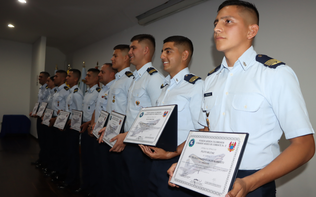 Nuevos pilotos del T-27 Tucano al servicio de los colombianos