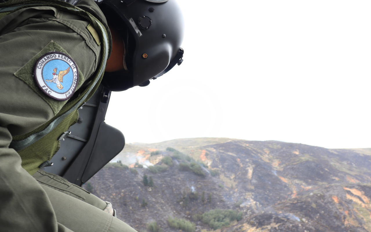 Fuerza Aérea apoya labores de extinción de incendio en Mosquera, Cundinamarca