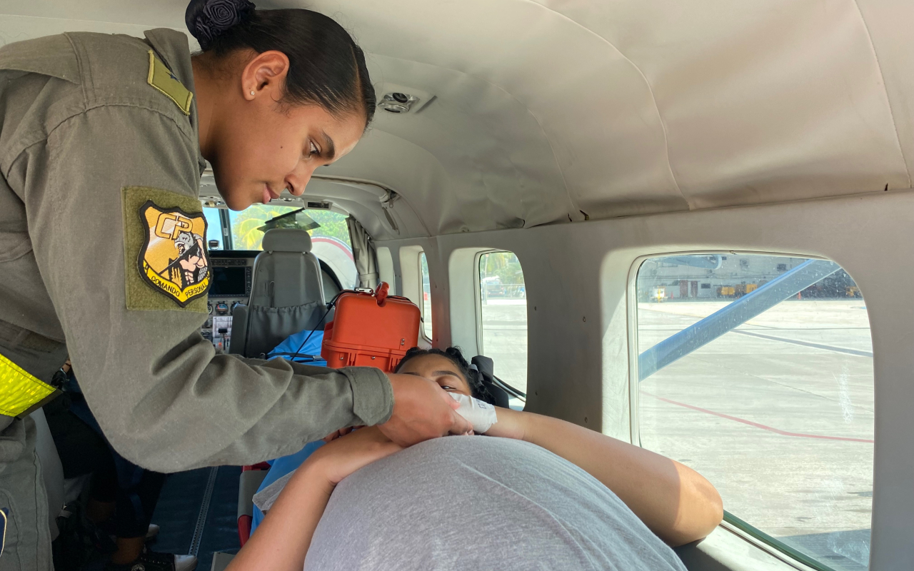 Mujer gestante fue trasladada de Providencia en aeronave de su Fuerza Aérea