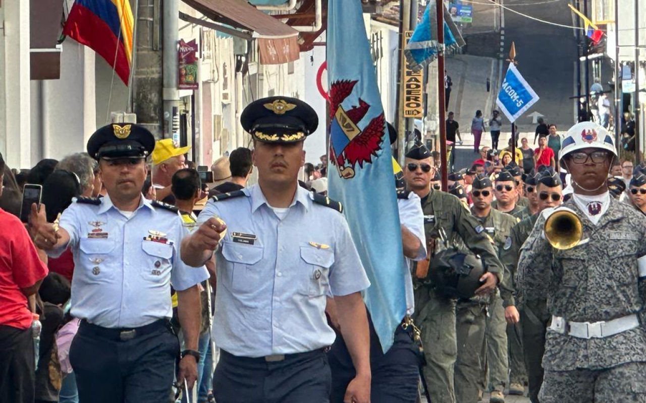 Fuerza Aeroespacial Colombiana presente en la conmemoración de la Fiesta Patria en Medellín y municipios del oriente antioqueño 