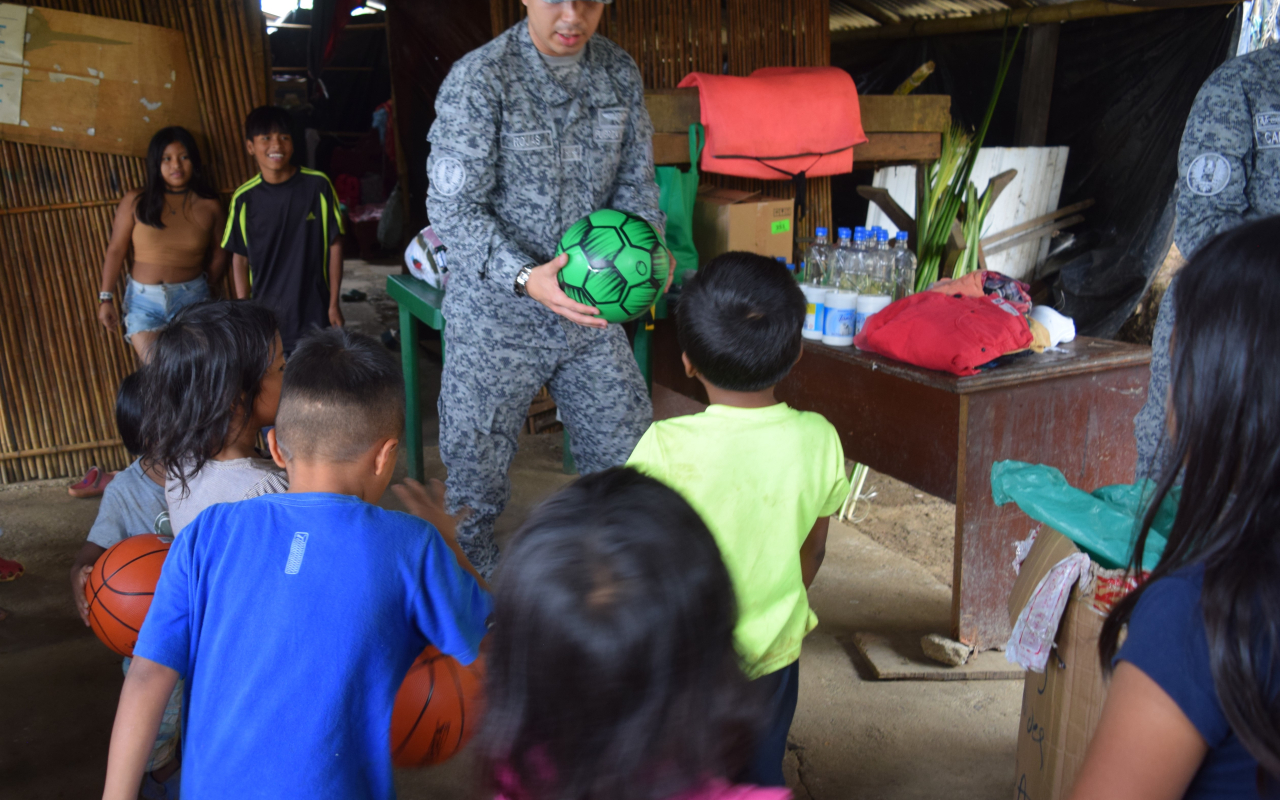 Comunidad indígena Wounaan recibe apoyo de su Fuerza Aérea
