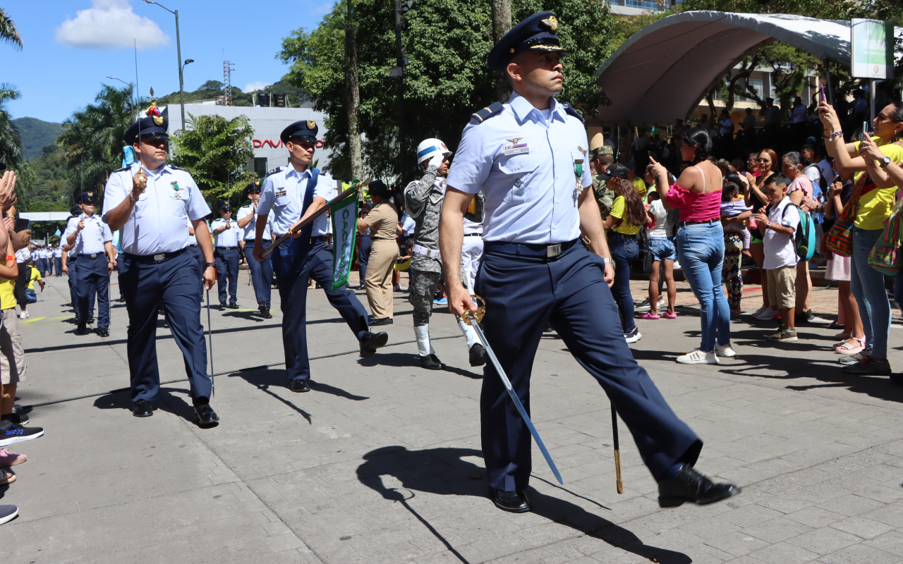 Fuerza Aérea engalana las calles de Villavicencio