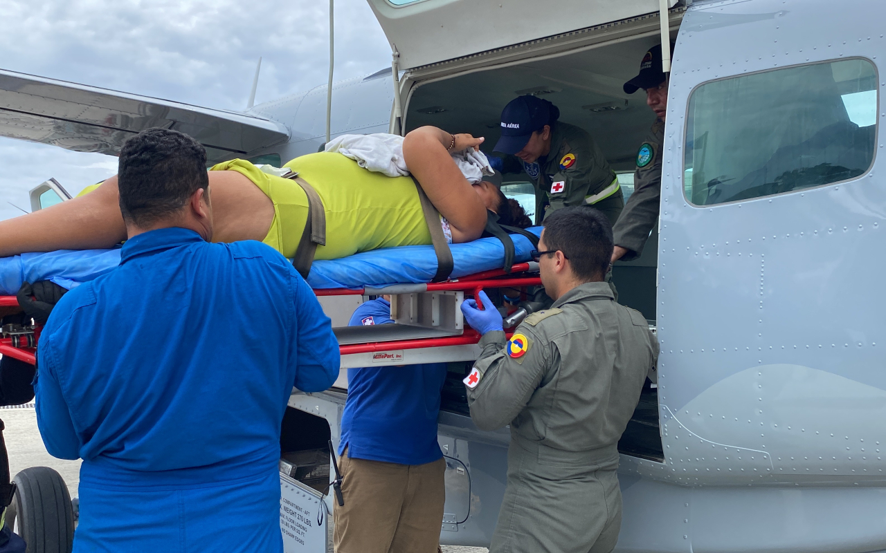 Mujer fue trasladada en una aeronave Caravan C208-B de su Fuerza Aérea