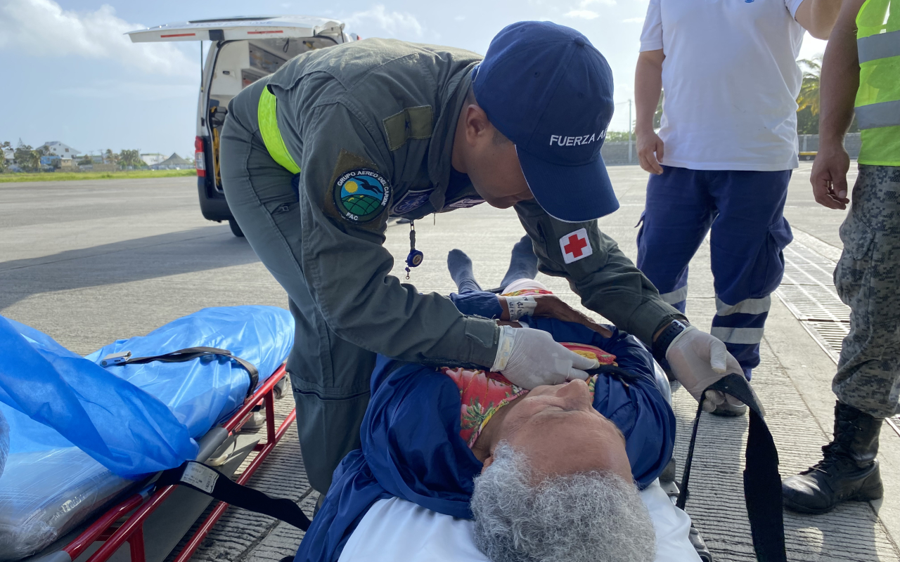 En misión de traslado aeromédico mujer mayor es trasladada a San Andrés, isla
