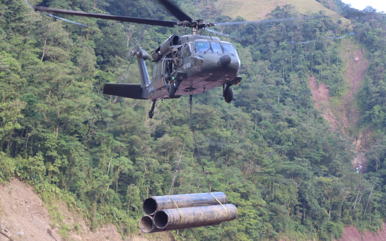 Material para arreglar el acueducto de Villavicencio es transportado por helicóptero de la Fuerza Aeroespacial Colombiana