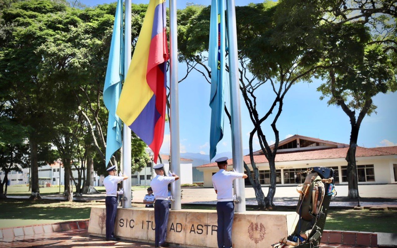 Fuerza Aérea conmemora el Día del Héroe de la Nación y sus Familias