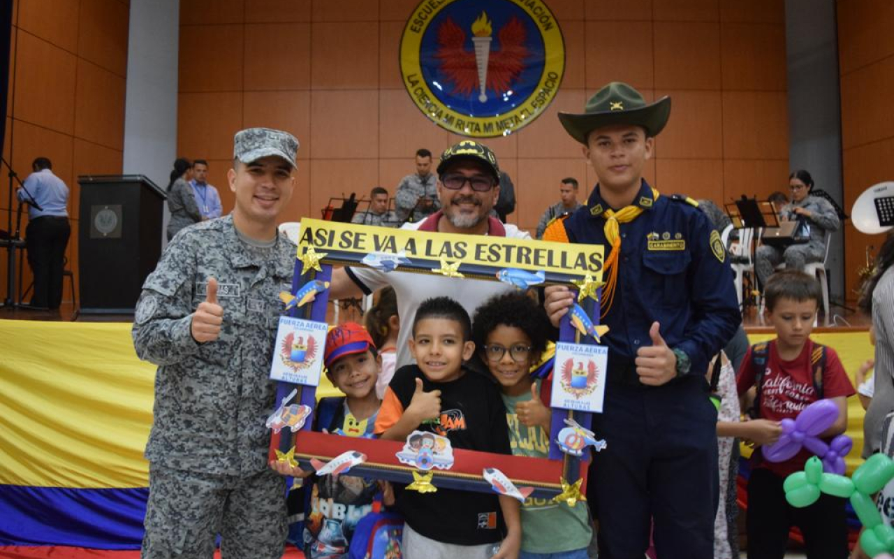 Estudiantes de Cali, celebran la semana patria con su Fuerza Aérea