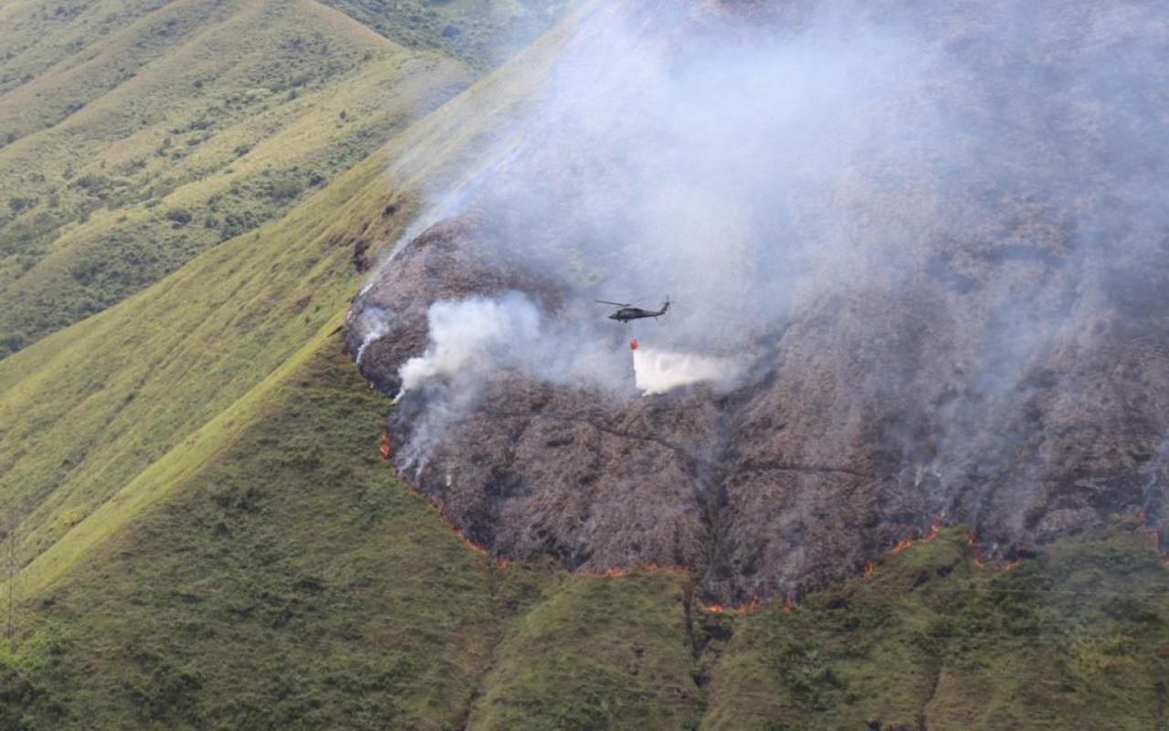 Se apoyan labores de extinción de incendio en Cali con sistema Bambi Bucket