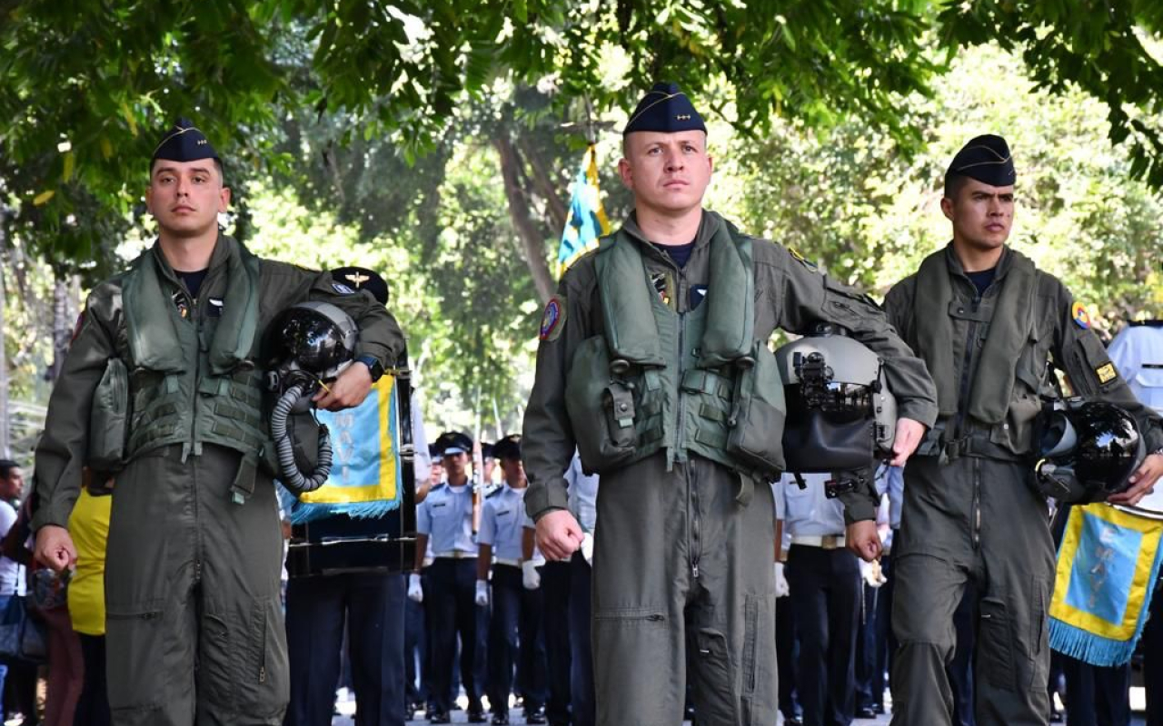 En Cali, su Fuerza Aérea Colombiana participó con orgullo en desfile del 20 de julio