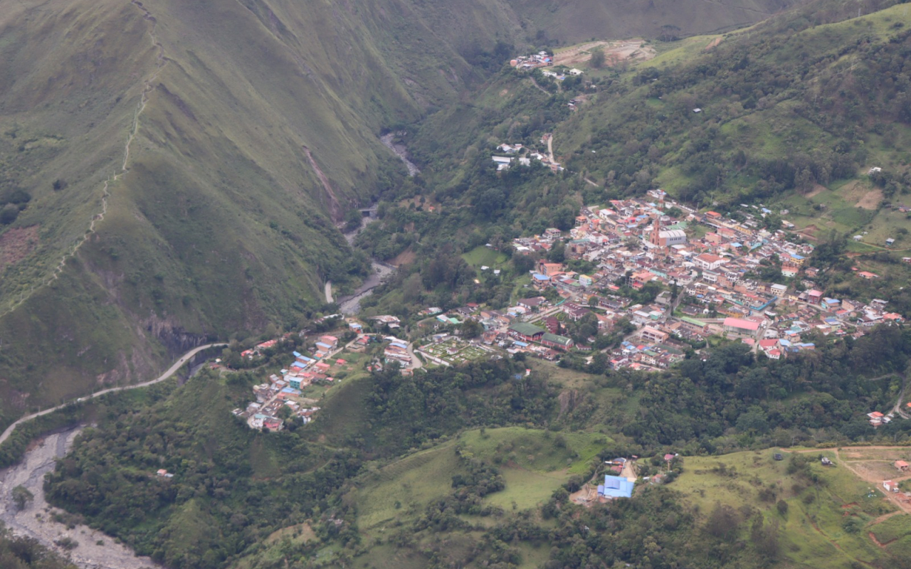 Aeronaves continúan monitoreando el área general de Quetame, Cundinamarca