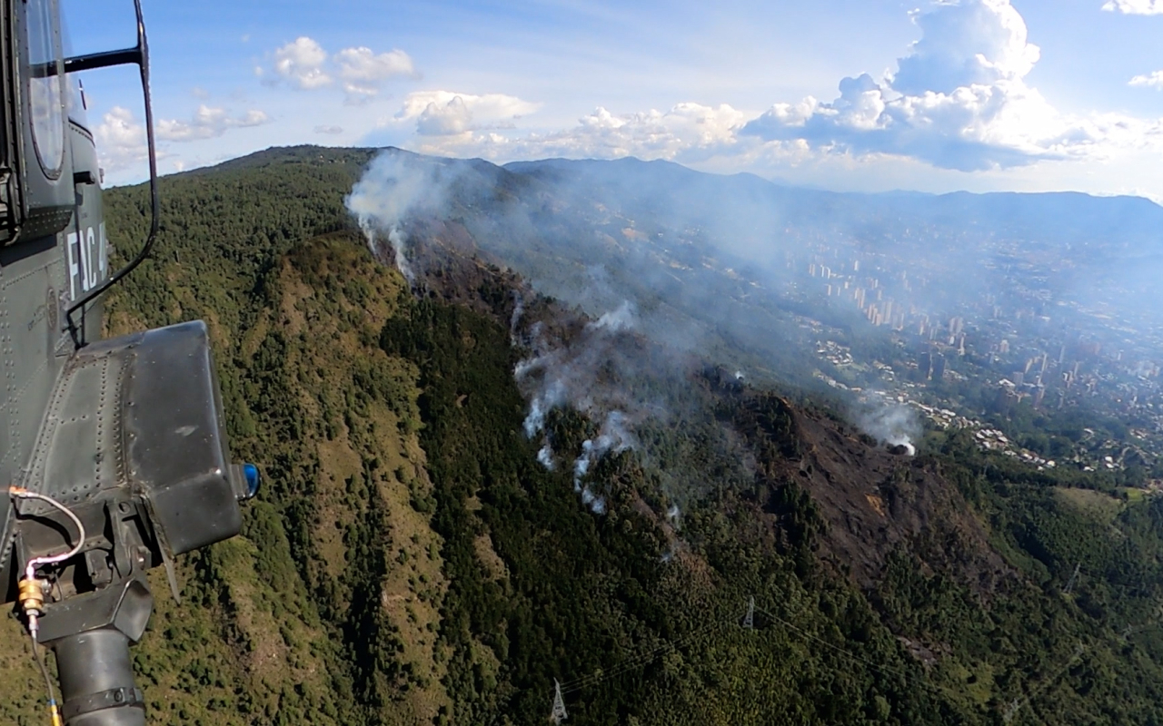 Continúan esfuerzos articulados para extinción de incendio en cerros de Medellín