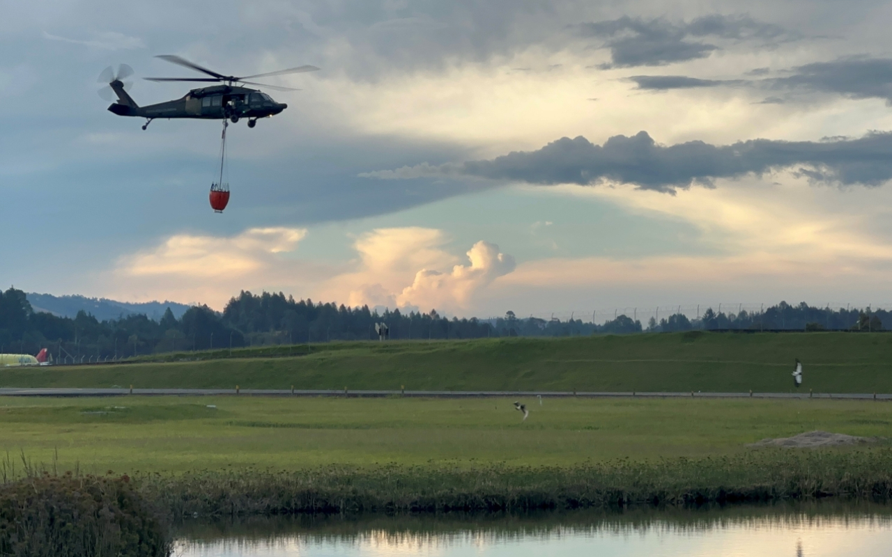 Con sistema Bambi Bucket, Fuerza Aeroespacial apoya labores de extinción de incendio forestal en Medellín 