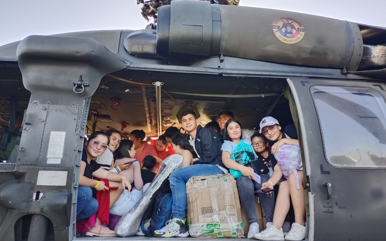 Jóvenes estudiantes retornan en un helicóptero a El Calvario 
