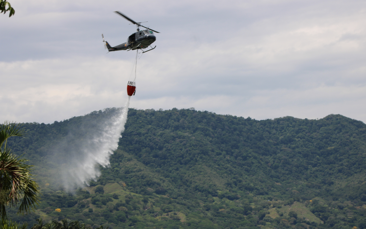 Tripulaciones y equipos de su Fuerza Aeroespacial Colombiana entrenan para combatir posibles incendios en el Magdalena Centro