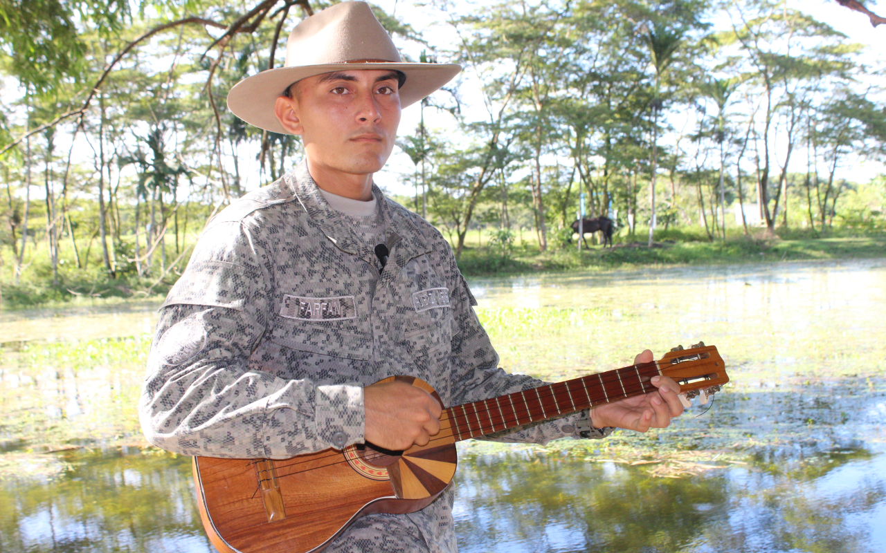 Joven orgulloso del folklor llanero presta su servicio militar en la Fuerza Aeroespacial Colombiana