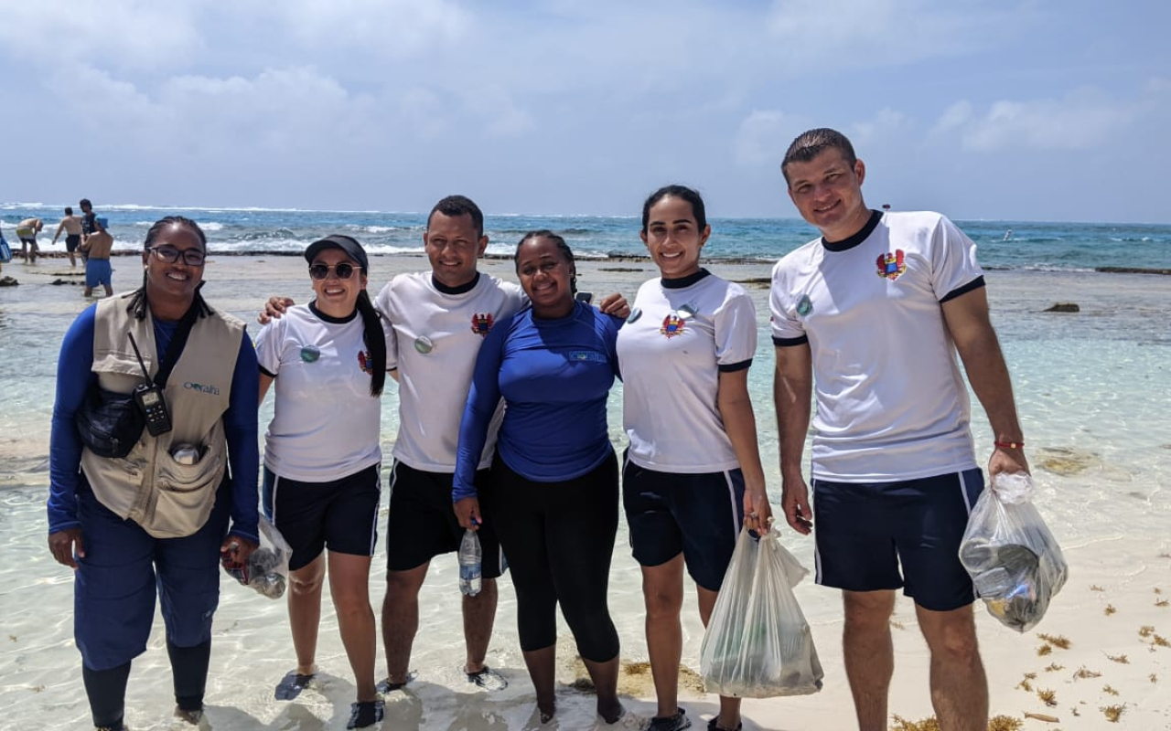 Jornada de charlas de medioambiente y limpieza en cayo Johnny Cay