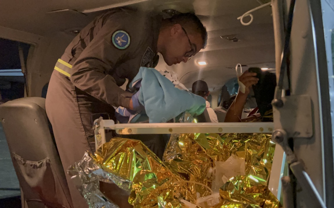  Un bebé indígena recién nacido y su madre fueron evacuados en avión ambulancia para salvar sus vidas
