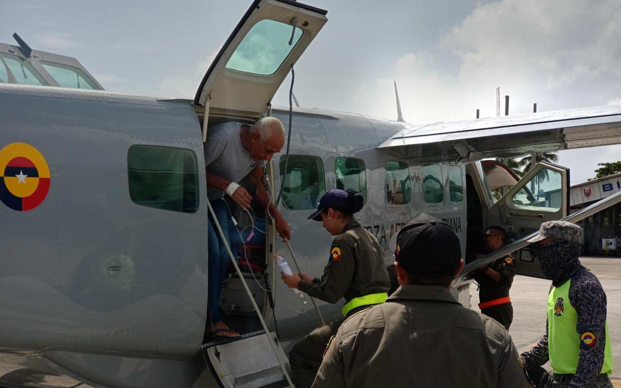 Adulto mayor, fue trasladado de Providencia a San Andrés, Isla por su Fuerza Aeroespacial Colombiana
