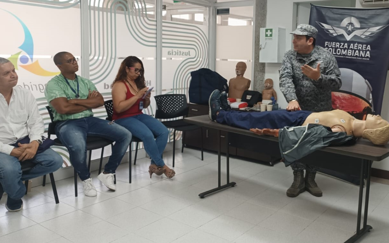 Fuerza Aeroespacial capacita en primeros auxilios a funcionarios del Aeropuerto de Medellín 