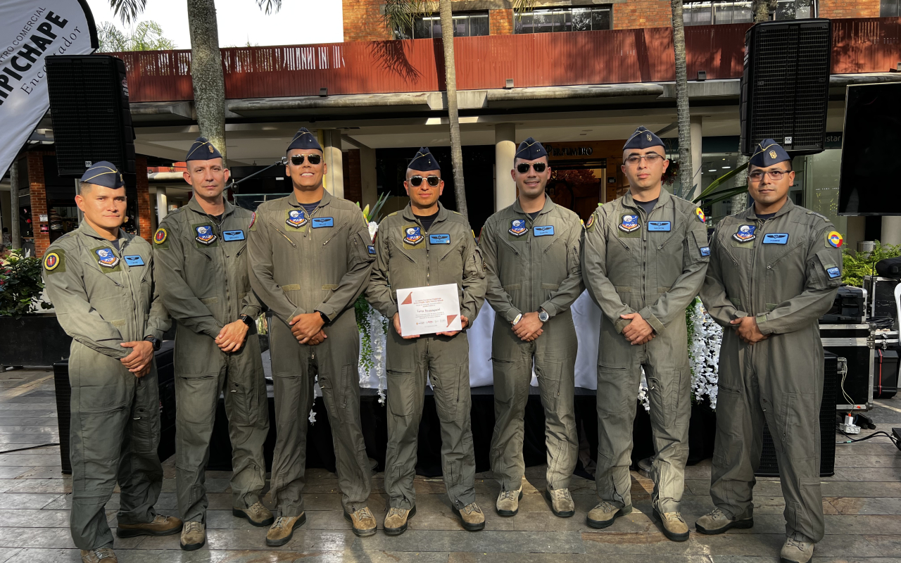 Tripulaciones de su Fuerza Aereoespacial Colombiana recibieron homenaje por su labor, en Cali