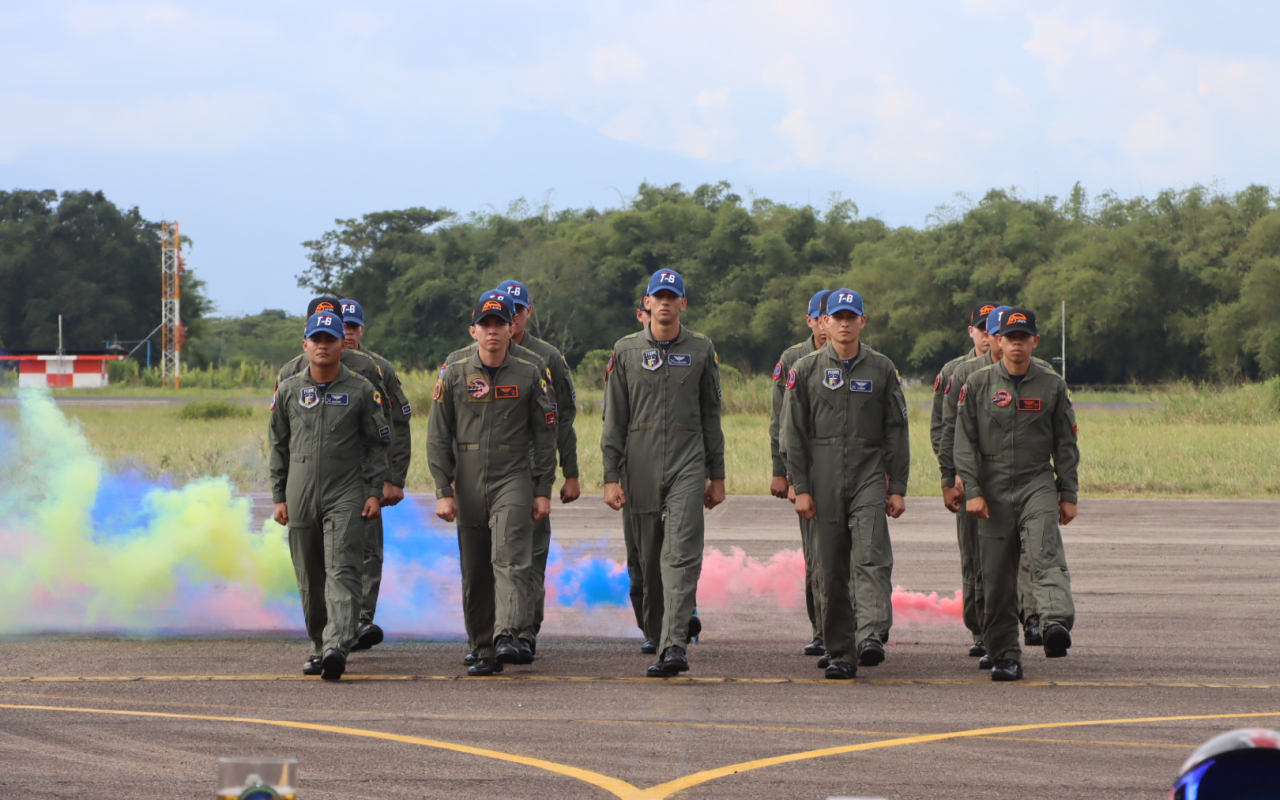 Por primera vez alumnos de T-27 Tucano y T-6 Texan vuelan solos