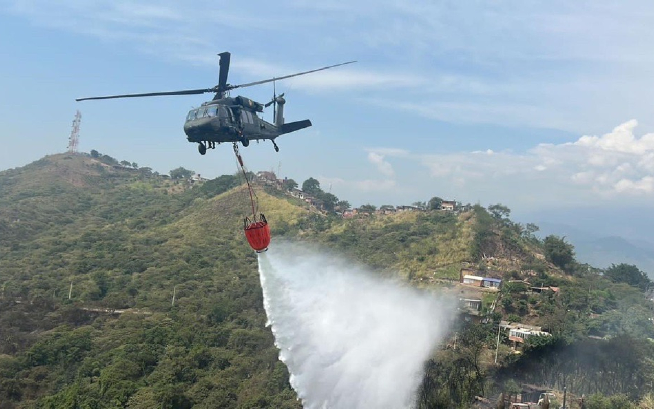 Helicóptero Black Hawk apoya a controlar focos de incendio forestal en Cali