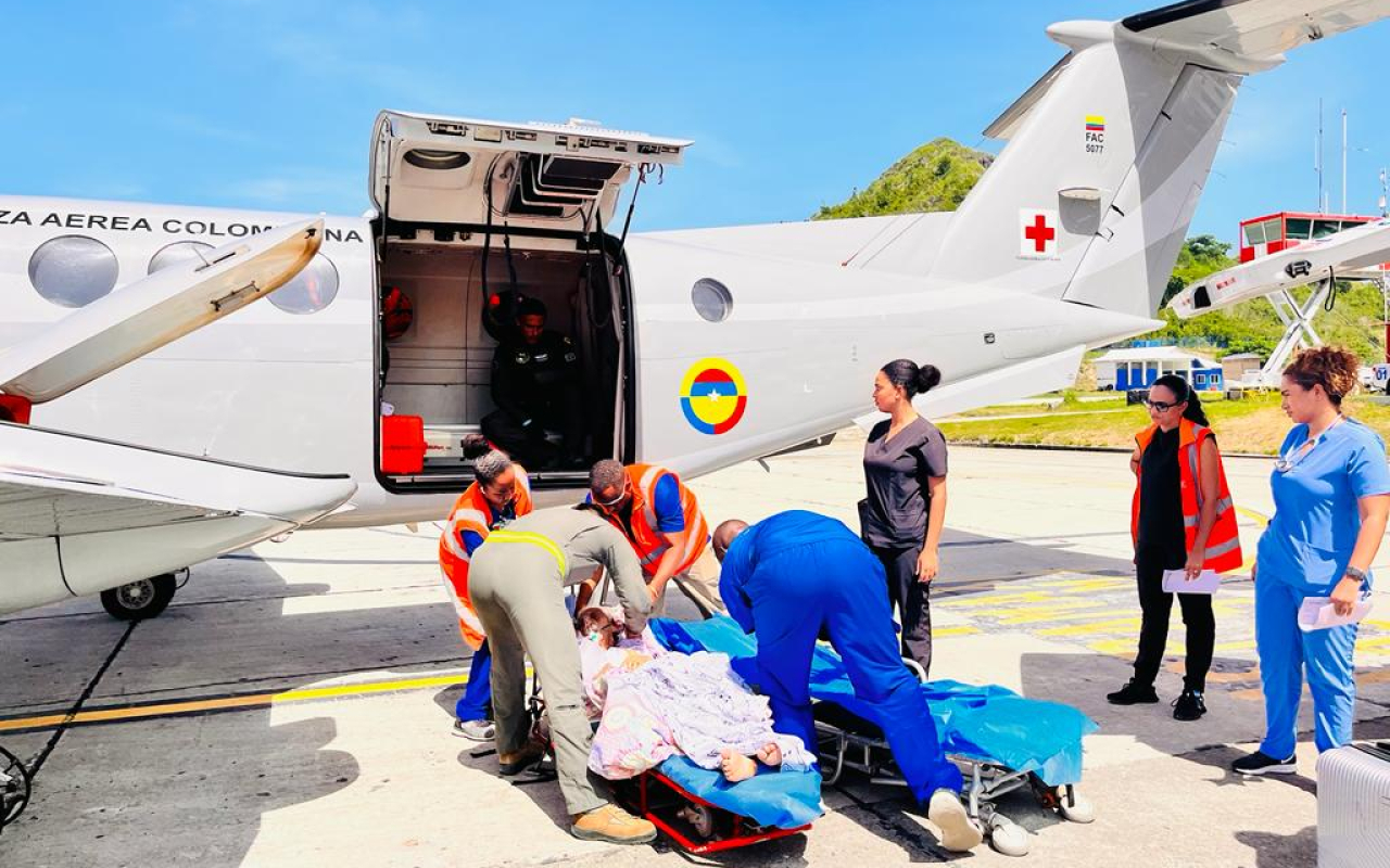 Mujer de la tercera edad trasladada de Providencia a San Andrés, Isla por su Fuerza Aeroespacial Colombiana