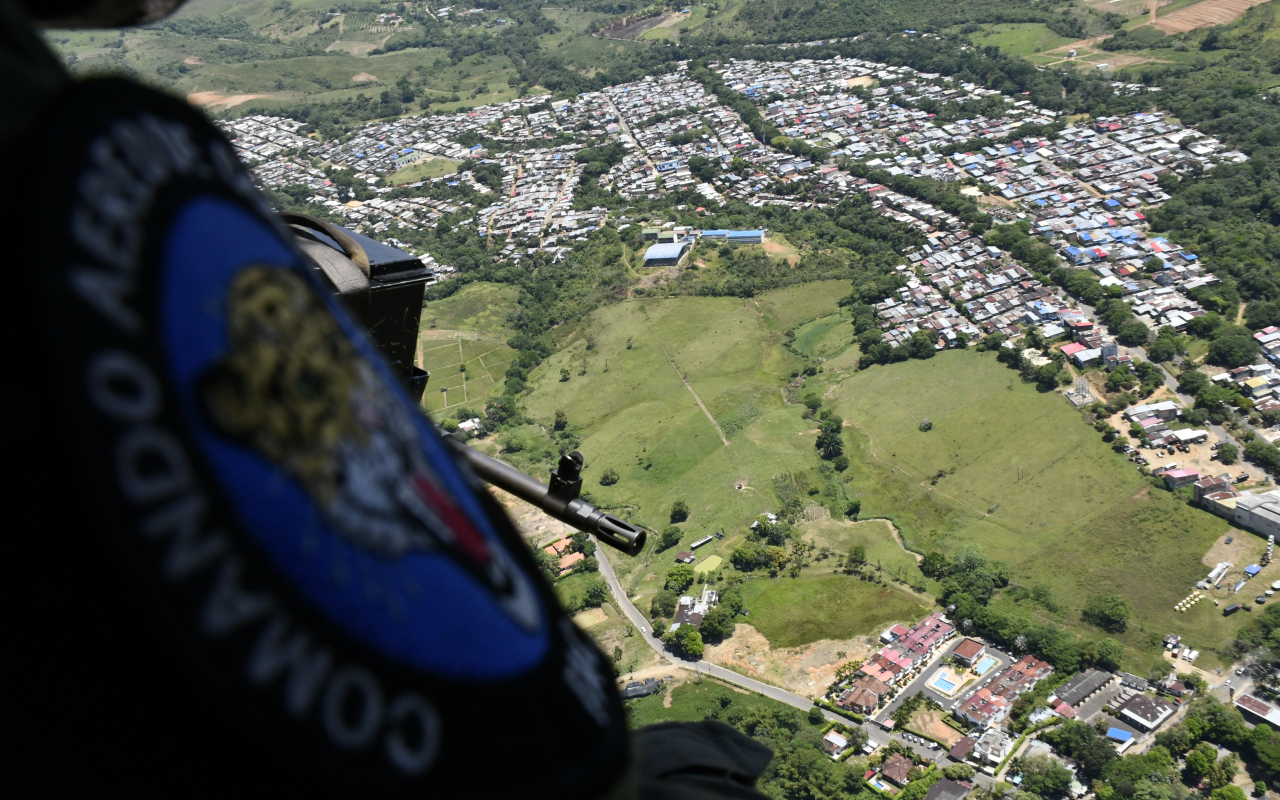 Con capacidades aéreas, su Fuerza Aeroespacial monitorea jornada electoral en el Suroriente colombiano