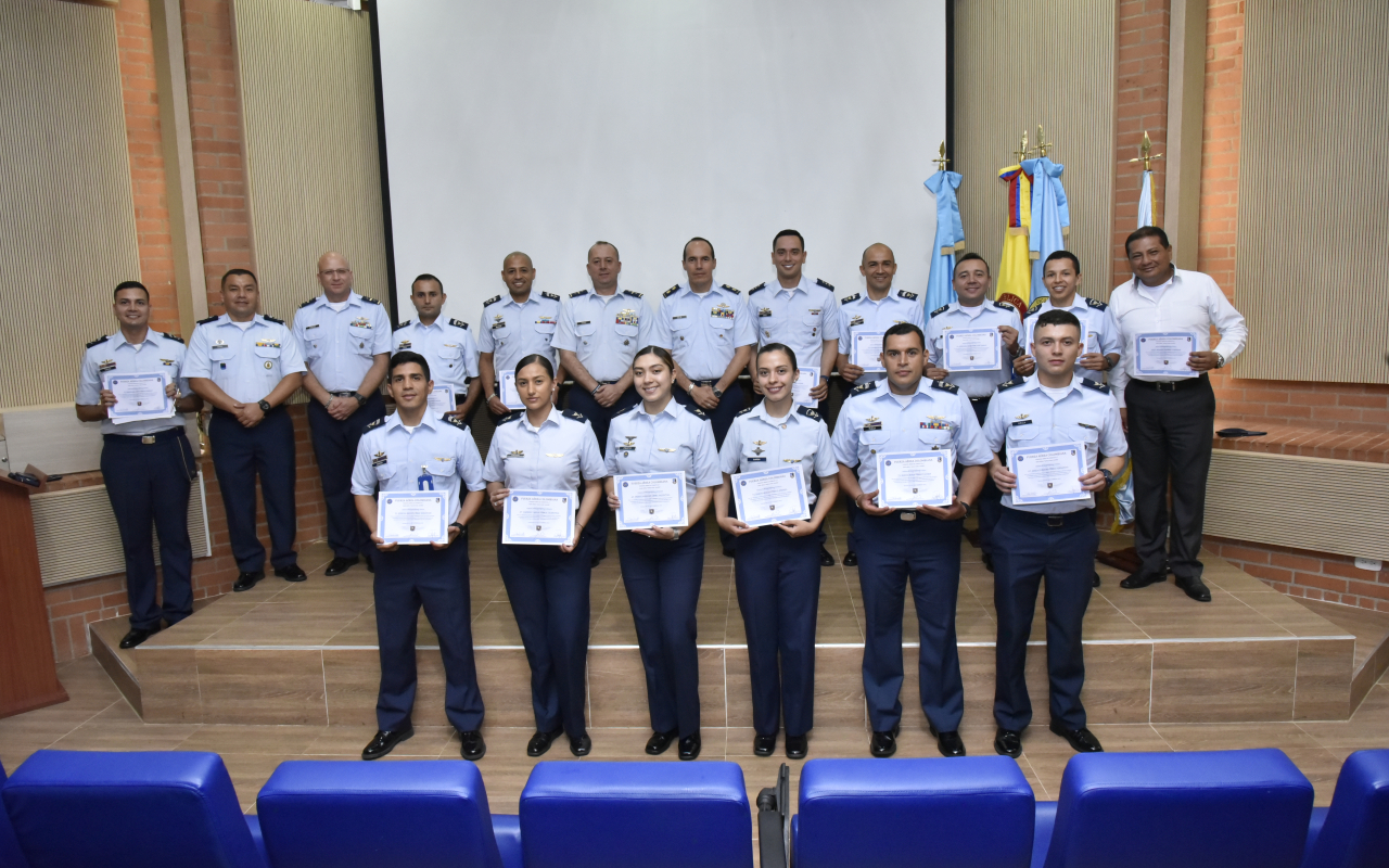 Reconocimiento al valioso trabajo de los controladores aéreos en su día