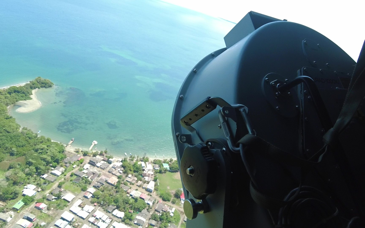 Con misiones de perifoneo y lanzamiento de volantes, Fuerzas Militares y entidades gubernamentales refuerzan la seguridad en el Urabá antioqueño y chocoano