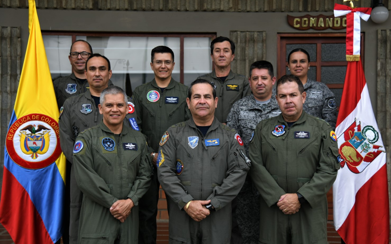 Jefe Estado Mayor de la Fuerza Aérea del Perú conoce capacidades de la Fuerza Aeroespacial Colombiana