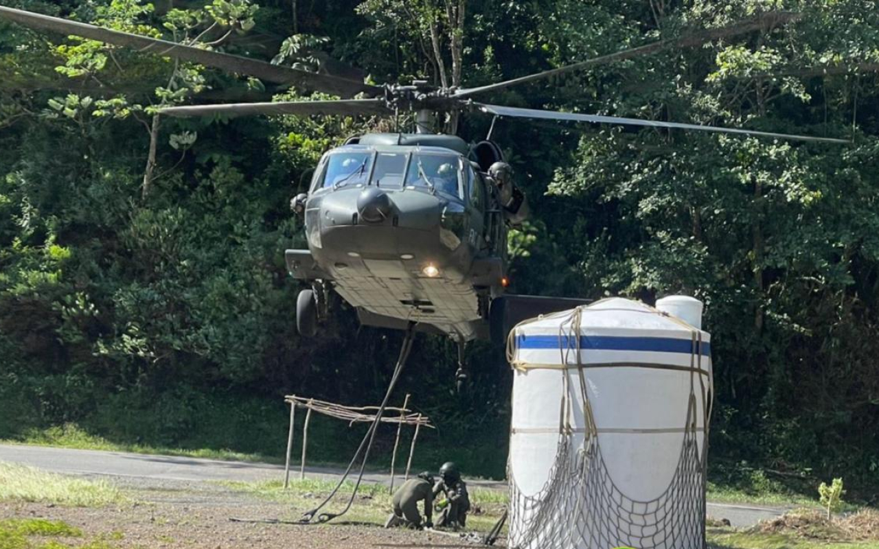 Gracias a operación humanitaria de la Fuerza Aeroespacial Colombiana, 200 antioqueños tendrán agua potable