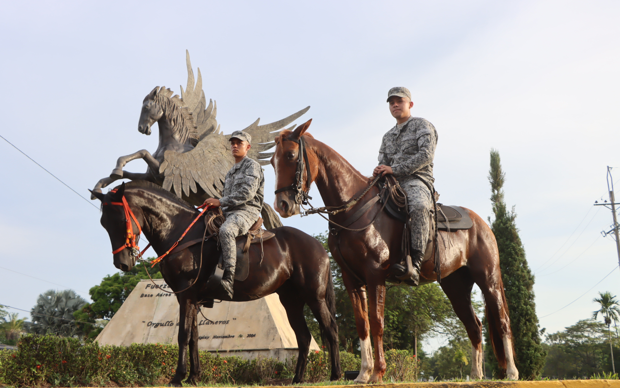 Patrulla equina contribuye en la seguridad de la Base Aérea de los llaneros