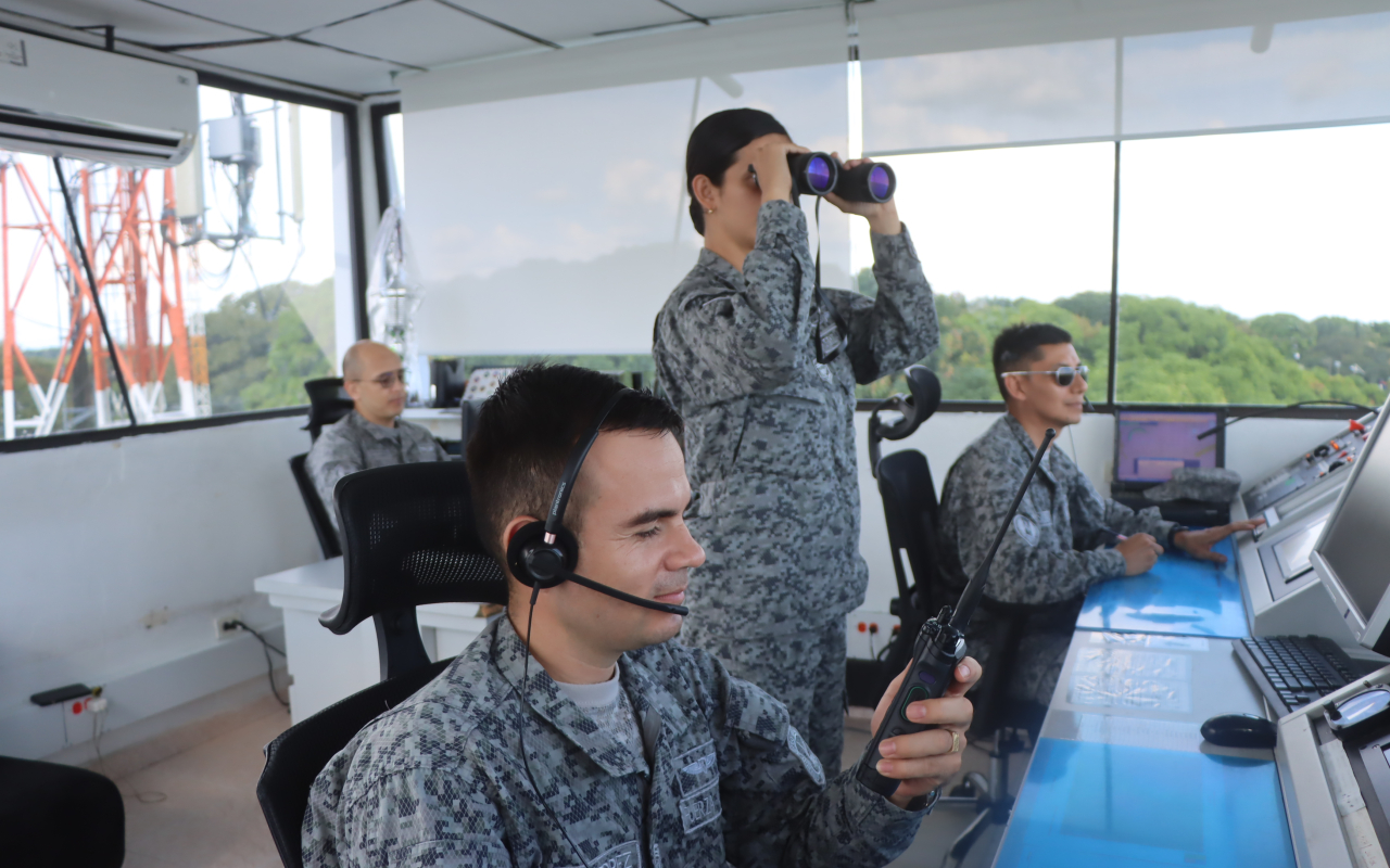 Los controladores que guían operaciones aéreas seguras para  salvar vidas en los llanos orientales