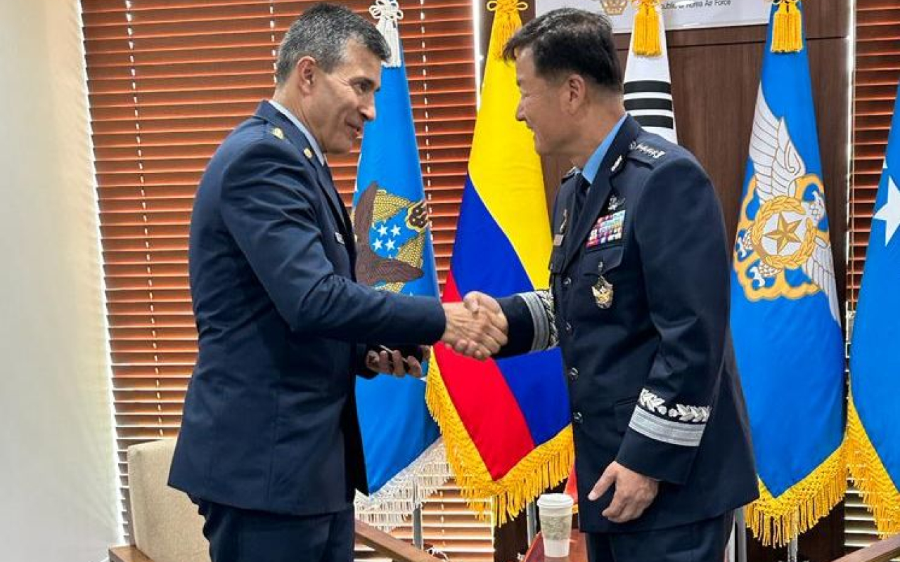 Fuerza Aeroespacial Colombiana fortalece cooperación con la República de Corea