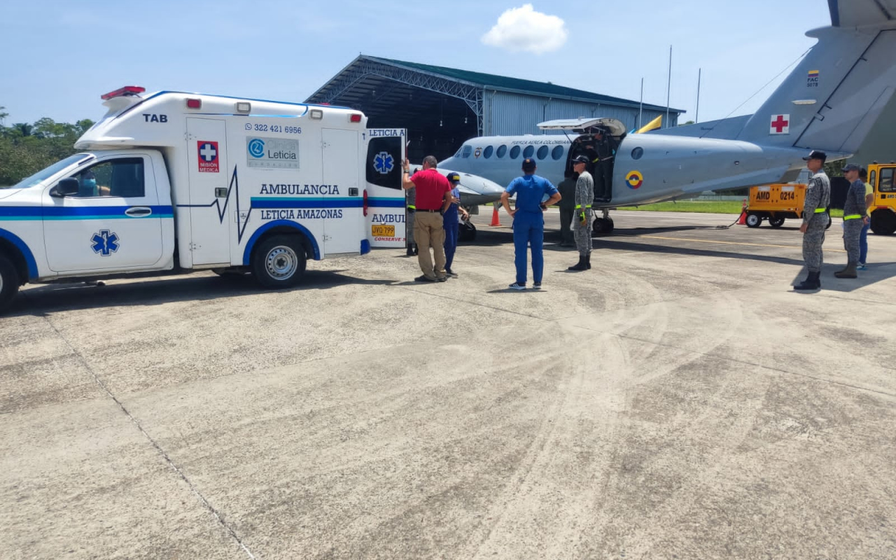 Con éxito, fue trasladado por su Fuerza Aeroespacial  hombre mayor que requería atención especializada 