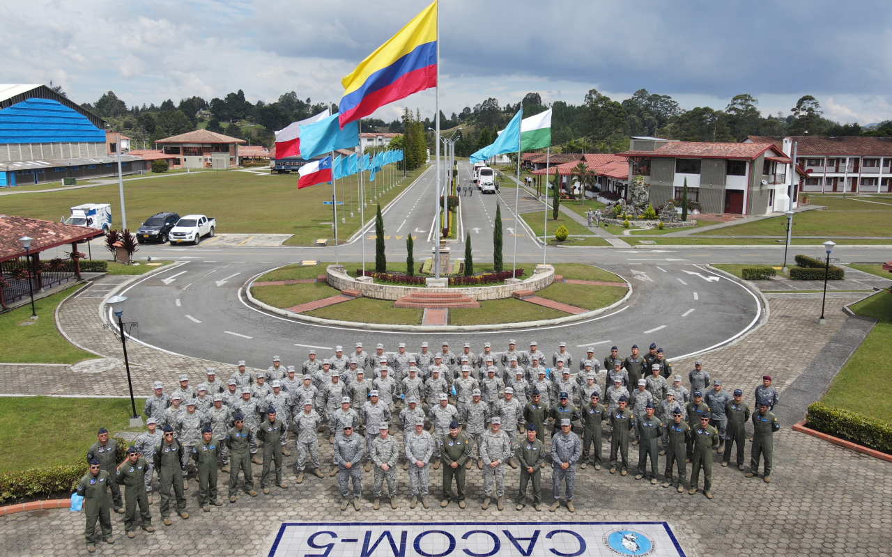 Futuros oficiales de la Fuerza Aérea de Chile visitaron la Casa de los Halcones Valientes 