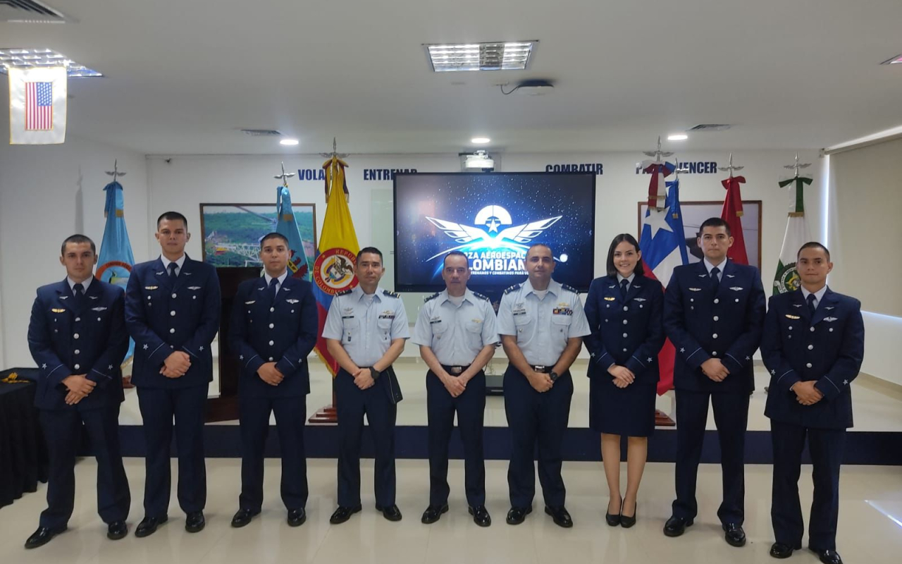Pilotos de helicóptero chilenos formados en Colombia, fortalecerán la capacidad aérea en América del Sur