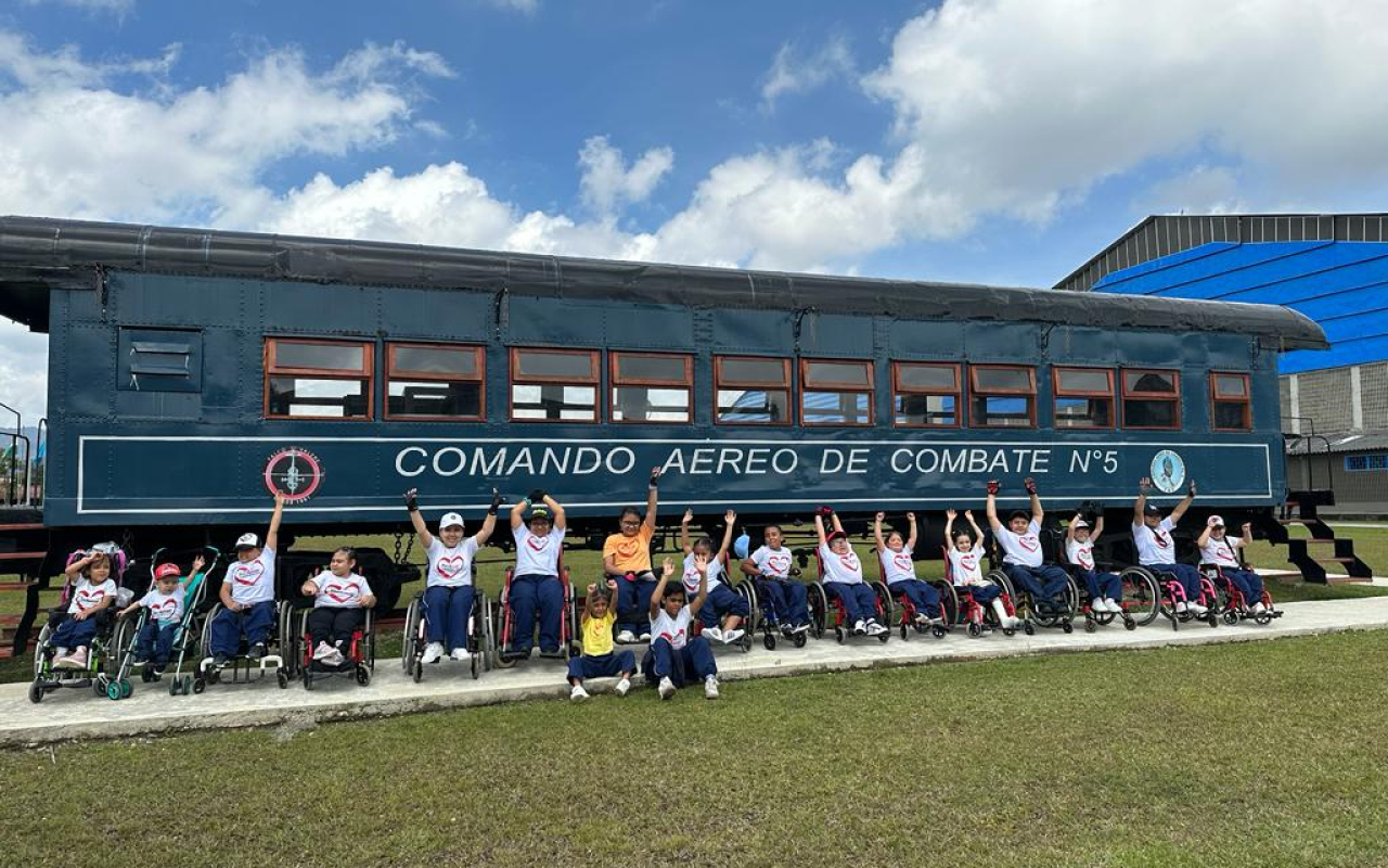 30 niños y jóvenes con discapacidad motora conocen la misión del CACOM 5