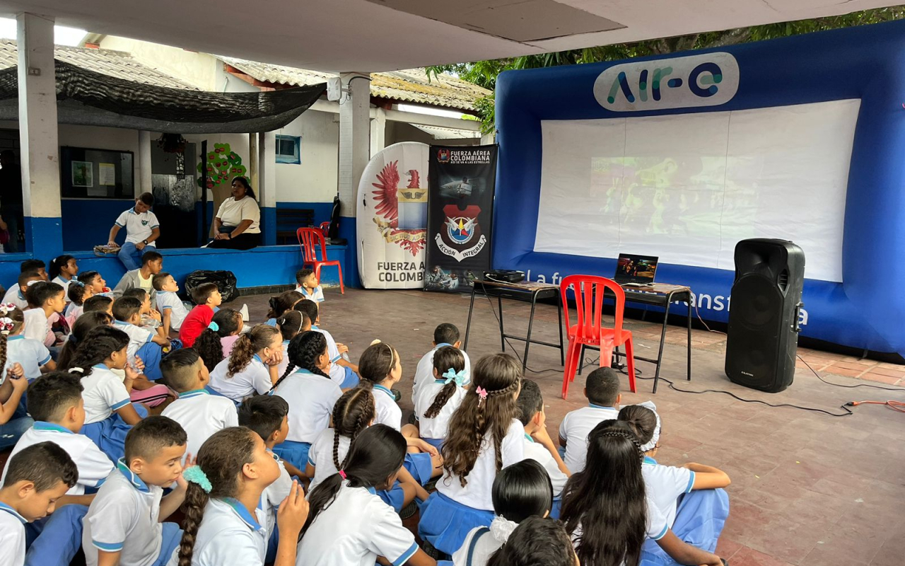 Niños de Sabanagrande disfrutaron de cine al parque gracias a su Fuerza Aeroespacial Colombiana