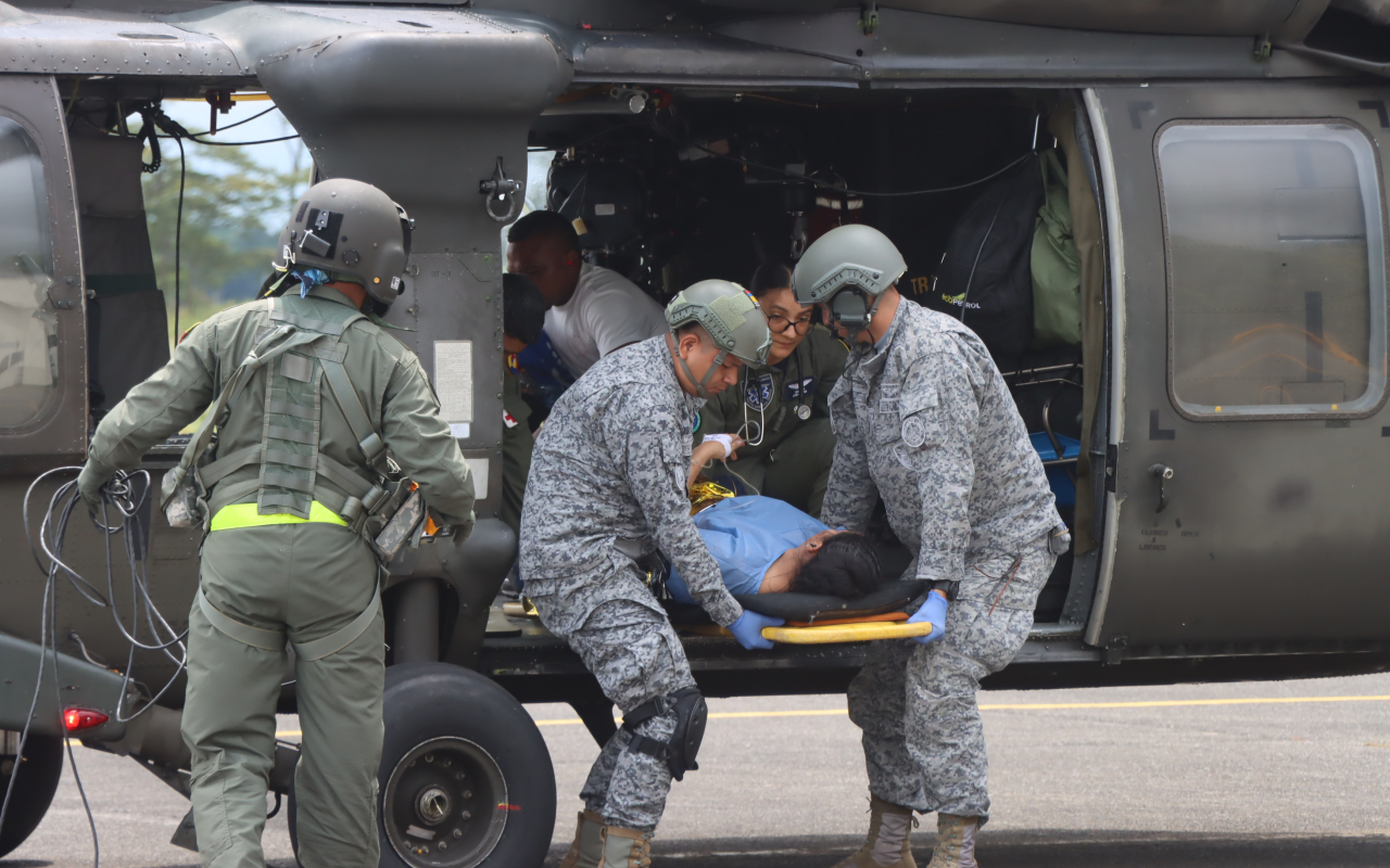 Gestante con dificultades médicas fue transportada por su Fuerza Aeroespacial 