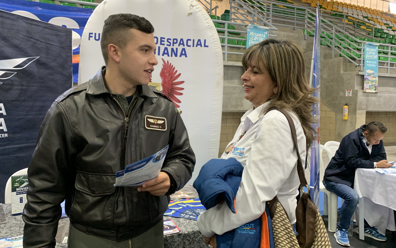 En el marco de las actividades conmemorativas de los 104 años de la Fuerza Aeroespacial Colombiana, integrantes del Comando Aéreo de Mantenimiento llevaron a cabo una actividad de acercamiento con los habitantes del municipio de Mosquera, Cundinamarca.