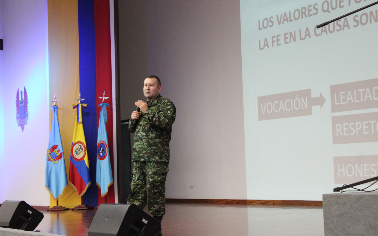 Mensaje inspirador para continuar sirviendo con compromiso, integridad y confianza a Colombia