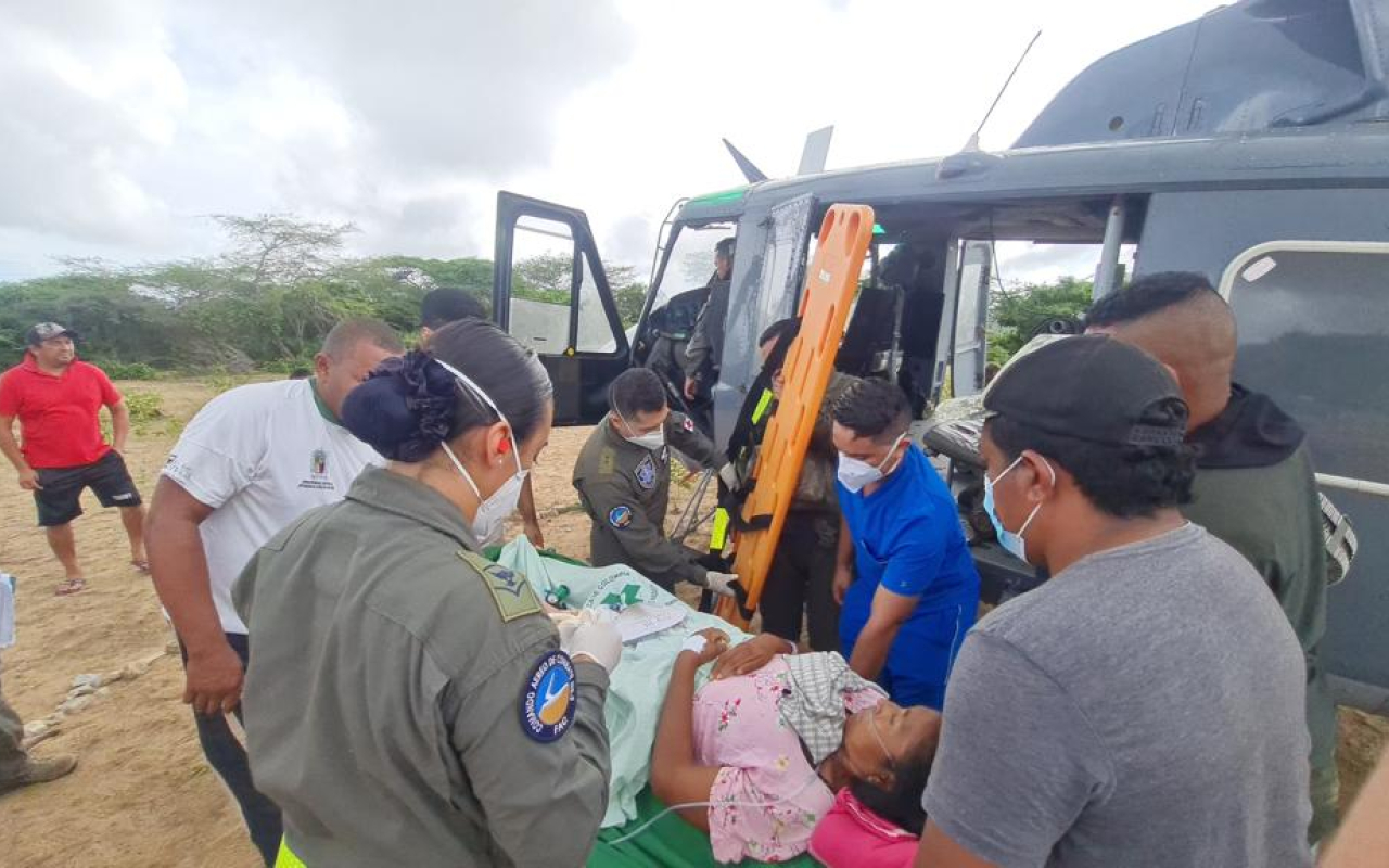 Indígenas Wayuu fueron evacuados por su Fuerza Aeroespacial Colombiana, en La Guajira. 