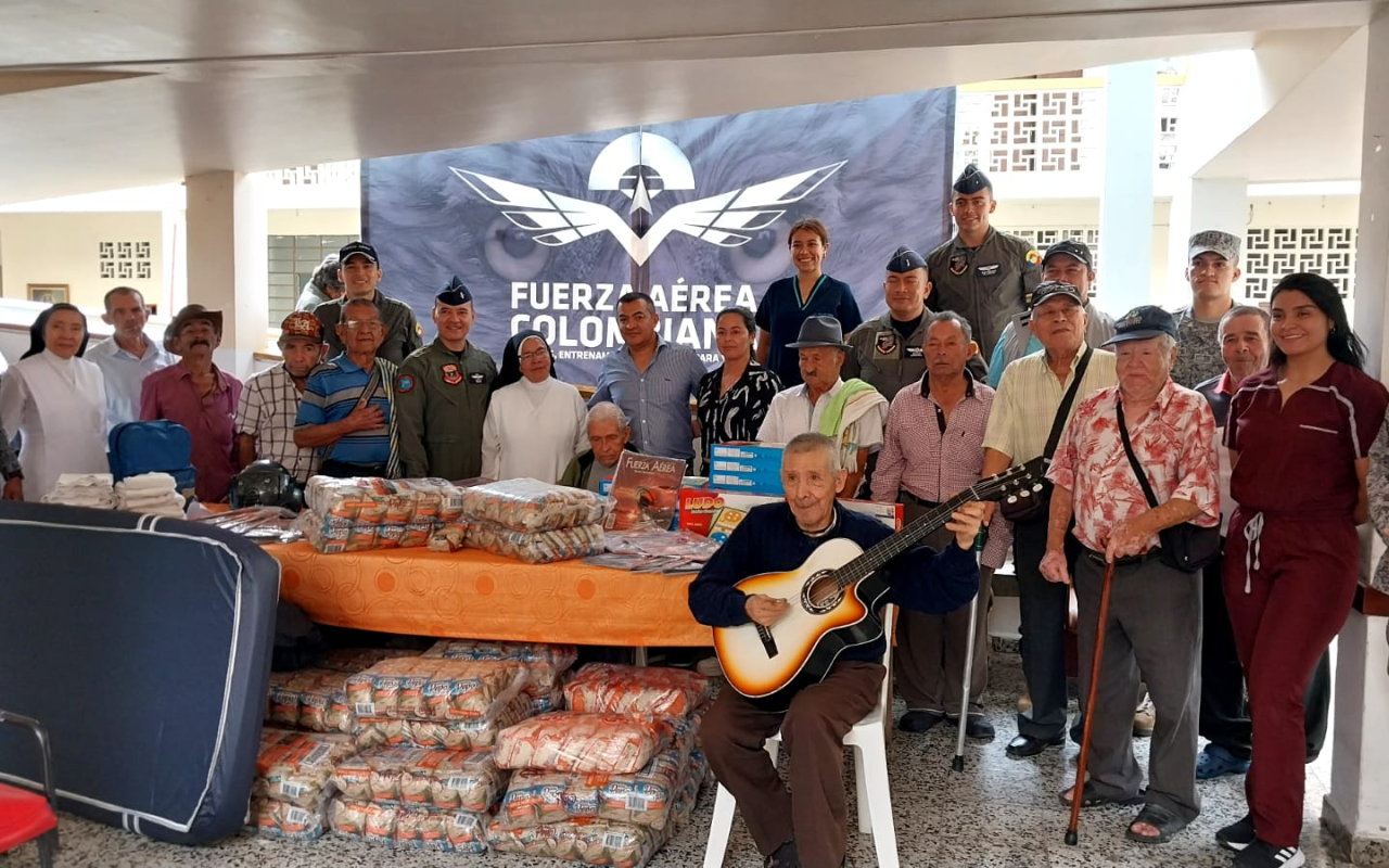 Abuelitos recibieron con alegría la visita de su Fuerza Aeroespacial Colombiana   