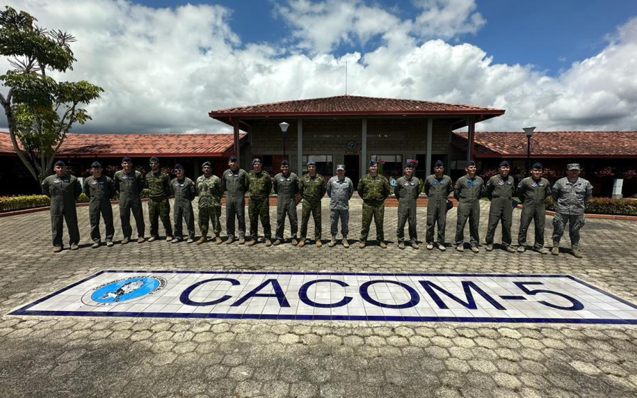 Militares de la Fuerza Real Canadiense conocen las capacidades distintivas del Comando Aéreo de Combate Nº5